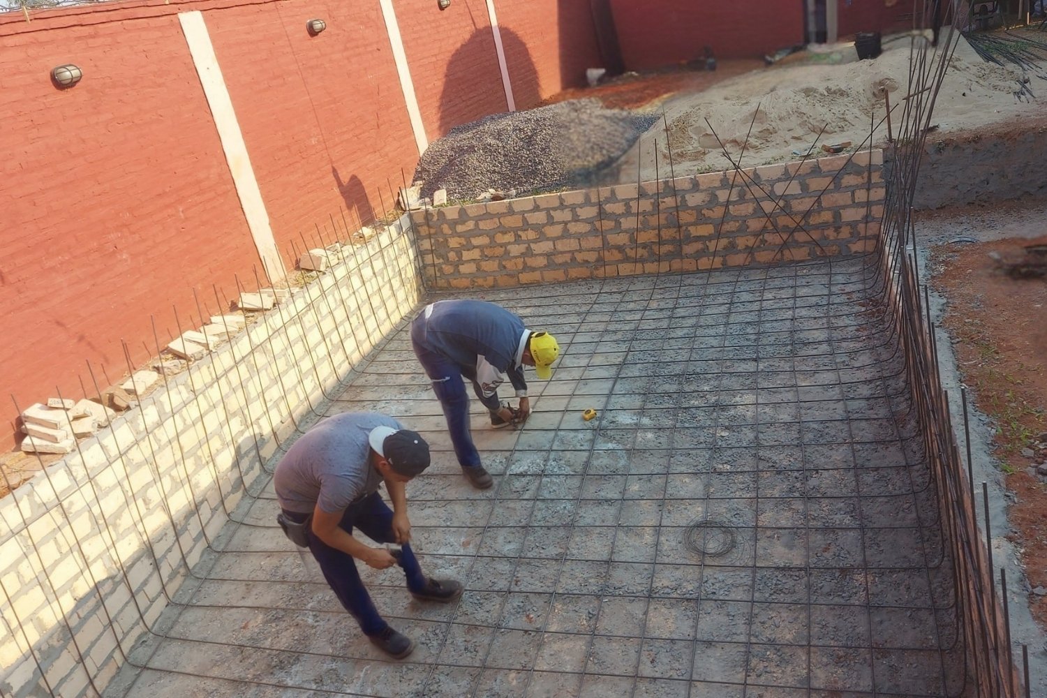 Personal Personal de CYZ Construcciones trabajando en la construcción de una piscina